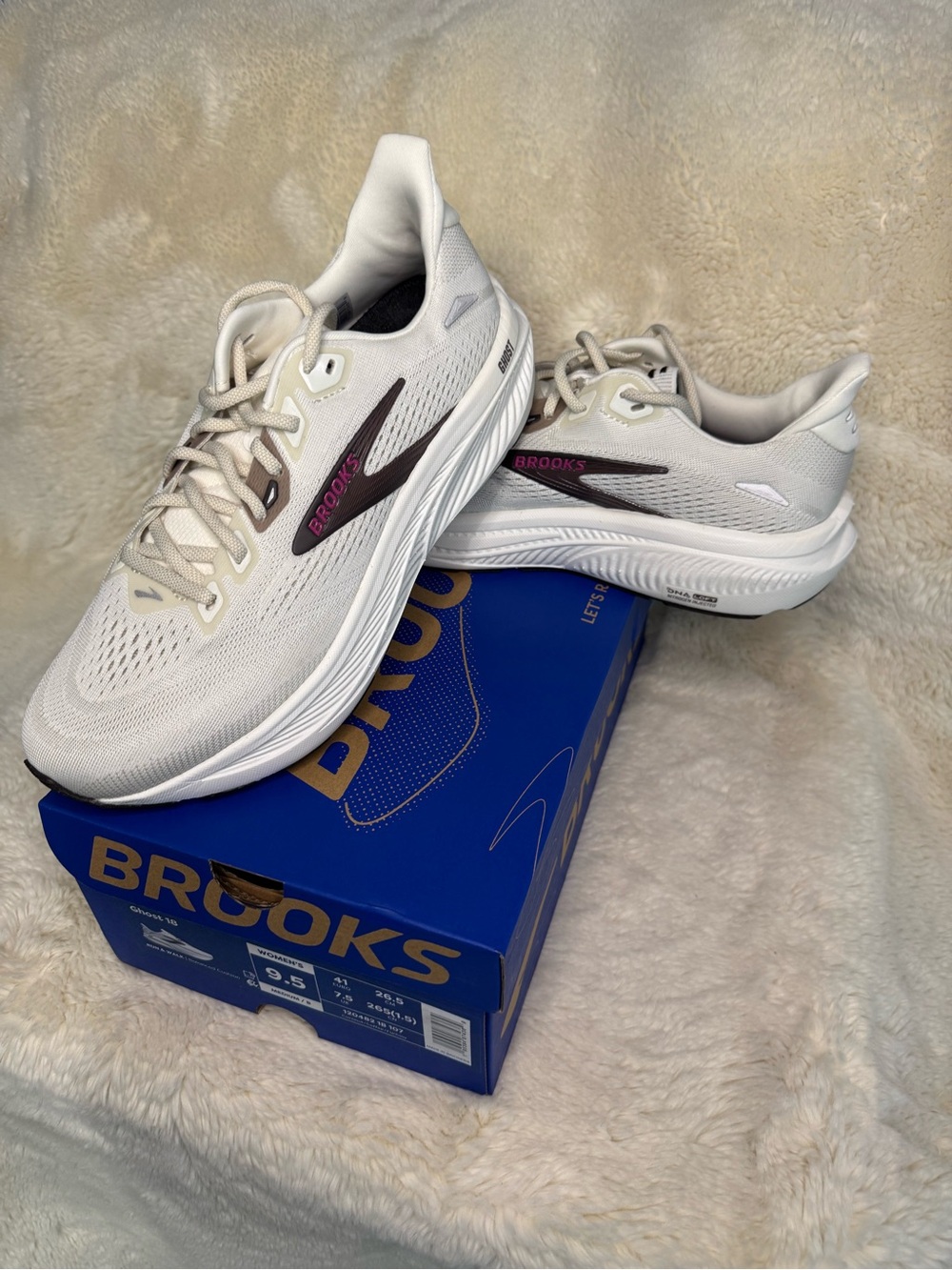 New in Box 👟 Brooks Women's White Cream Running Sneakers